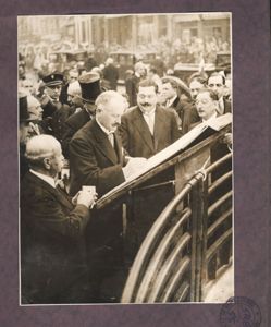 Le Président de la République Albert Lebrun signant le Livre des morts de la Première Guerre mondiale place Fourneyron, 1933, 5 R ICONO 8