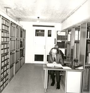 Un lecteur des Archives à l'hôtel de ville (2 Fi ICONO 1622).