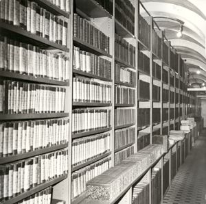 Les magasins d'archives à l'hôtel de ville (2 Fi ICONO 1617).