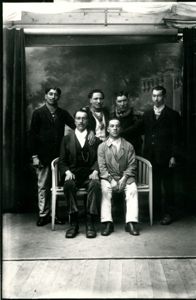 Portrait de monsieur Macmache avec des amis, par Louis Mathevet dit "le photographe des ponts", 1926 (9 Fi 1932).