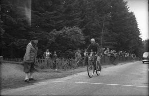 Arrivée de la journée Vélocio au col du Grand-Bois le 27 juillet 1958 (5 Fi 930).