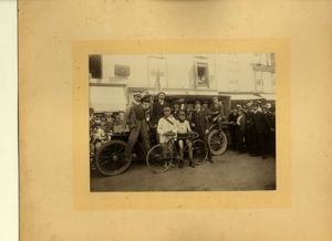 Les participants stéphanois du Tour de France 1904 : Alfred Faure et le père Paret (21 Fi 15). 