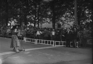 Yvette Horner joue de l'accordéon sur la ligne d'arrivée le 25 juillet 1956 (5 Fi 1864).