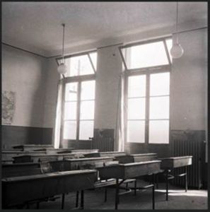 Une salle de classe dans les années 1930-1940 (39 Fi 452).