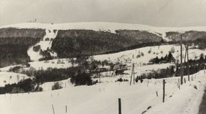 Chalmazel et ses alentours sous la neige au début des années 1980 (6 Fi 3943).