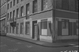 Angle de la rue Robert et de la rue Rouget-de-l'Isle dans les années 1950 (5 Fi 9752).