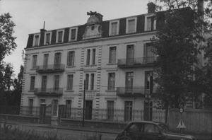 Un bâtiment à l'Horme : l'école de perfectionnement des Houillères en 1958 (5 Fi 4033).