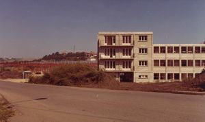 Projet du Centre technique municipal, vue éloignée du batiment en chantier à partir d'une route, 1972 (32 S 31 ICONO 5). 