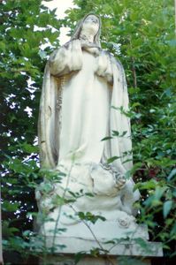 Statue de Sainte-Thérèse dans le parc de l'église en 1991 (2 Fi ICONO 2447).