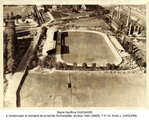 Le stade après 1938 : la tribune Henri-Point a été construite, la tribune d'honneur élargie (7 Fi 14) 