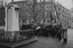 Commémoration du 11 Novembre, devant le monument aux morts de la Manufacture d'armes de Saint-Étienne (1952).