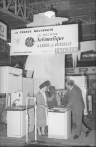 L'équipement des ménages n'intervient qu'à partir des années 1950, ici le stand d'un vendeur d'électroménager (5 fi 9515).