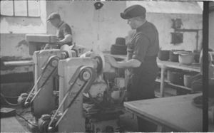 Ouvriers dans la chapellerie à Chazelles-sur-Lyon en 1945 (5 Fi 5100).